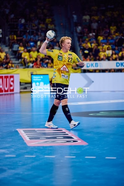 Gustav Davidsson von den Rhein Neckar Löwen bereitet einen Wurf vor.