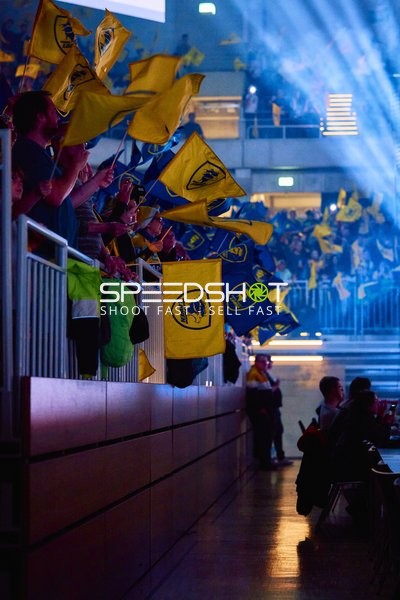 Fans schwenken Fahnen in der Arena.