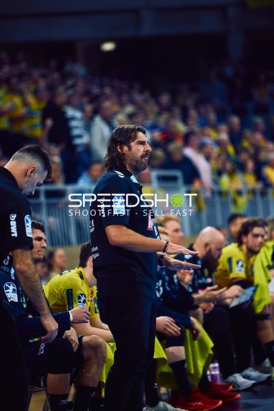 Trainer gibt Anweisungen an die Spielerbank.