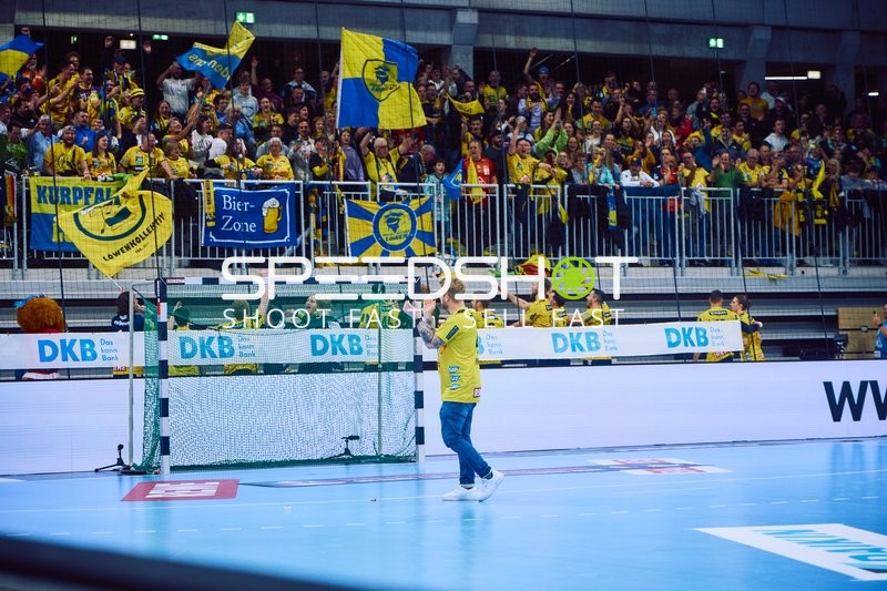 Ein Spieler von Rhein Neckar Löwen begrüßt die Fans in der Halle.