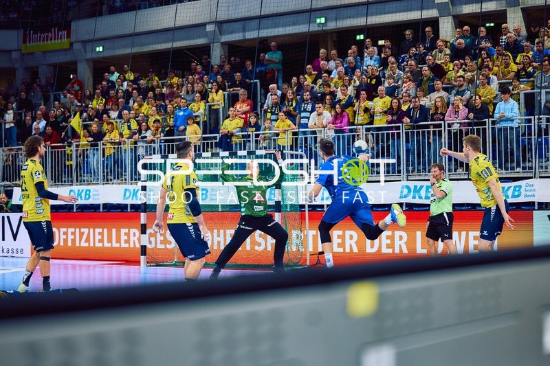 Ein Spieler von ThSV Eisenach versucht, ein Tor gegen Rhein Neckar Löwen zu werfen.