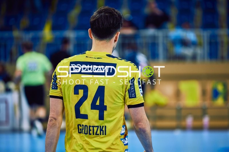 Ein Spieler von Rhein Neckar Löwen steht auf dem Spielfeld.