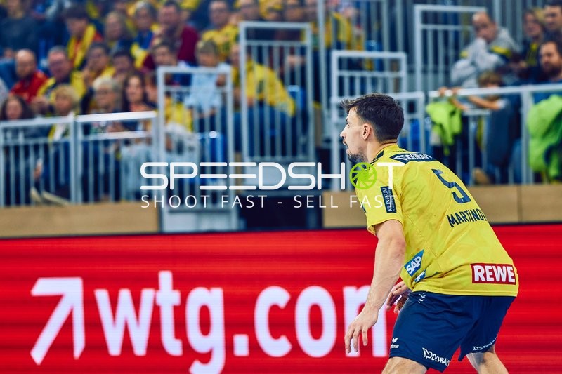 Ein Spieler der Rhein Neckar Löwen konzentriert sich auf das Geschehen im Spiel.