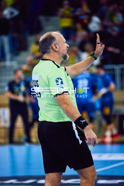 Der Schiedsrichter zeigt eine Entscheidung auf dem Spielfeld an.