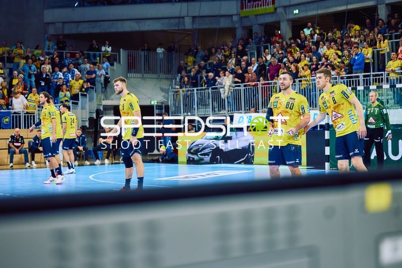 Spieler von Rhein Neckar Löwen bereiten sich auf den Spielbeginn vor.