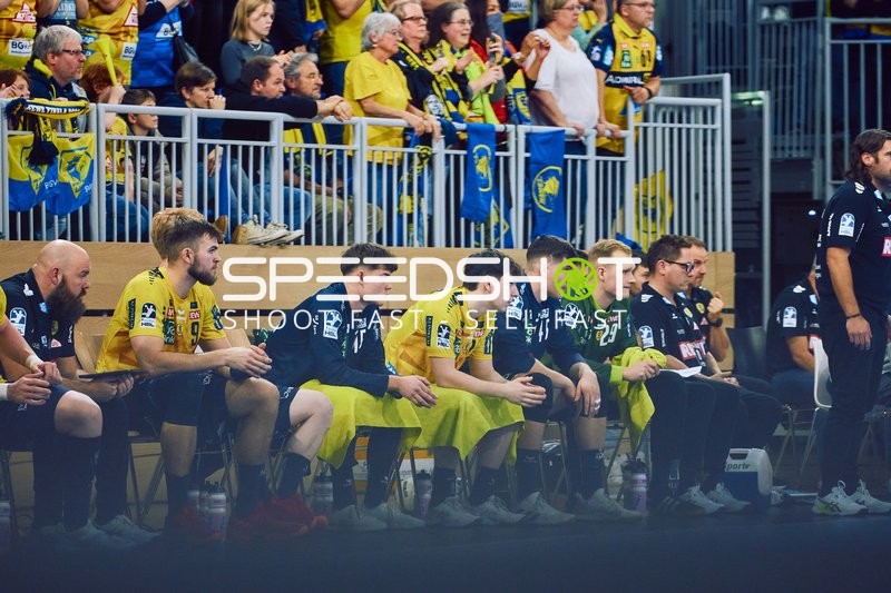 Teammitglieder der Rhein Neckar Löwen auf der Bank.