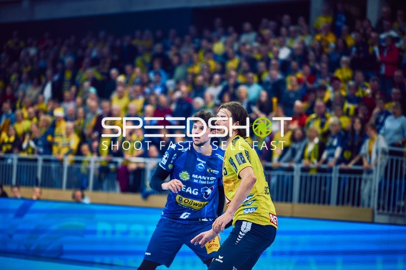 Zwei Spieler im Wettkampf um den Ball.