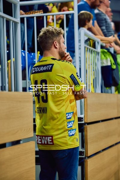 Ein Fan oder Betreuer steht neben dem Spielfeld.