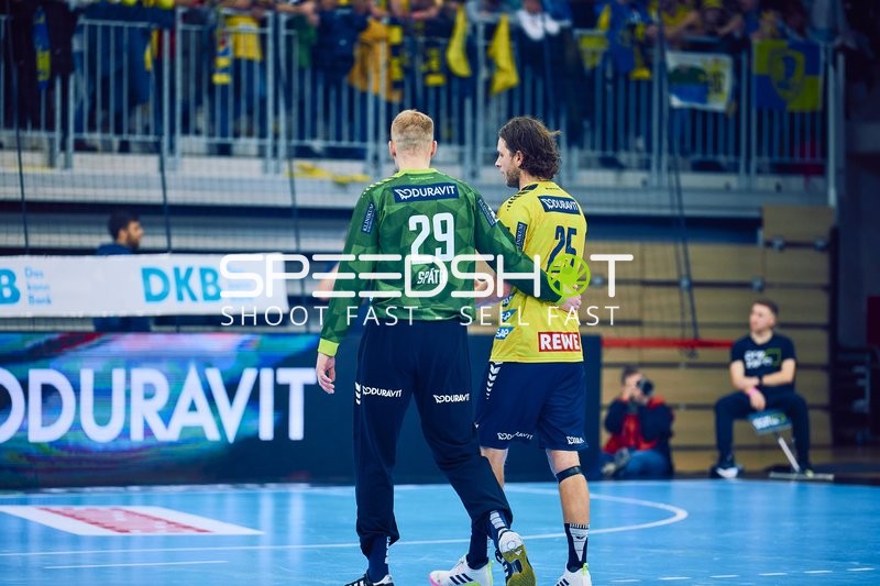 Zwei Spieler der Rhein Neckar Löwen verlassen gemeinsam das Spielfeld.