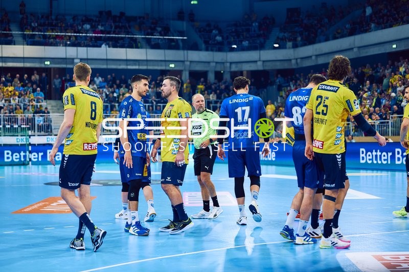 Spieler beider Teams befinden sich auf dem Spielfeld und scheinen miteinander zu interagieren.