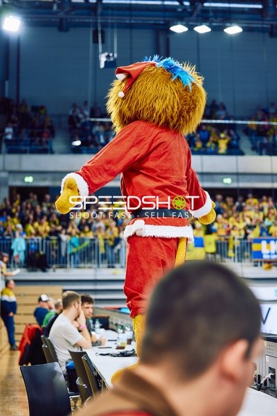 Das Maskottchen der Rhein Neckar Löwen ist in einem Weihnachtskostüm.