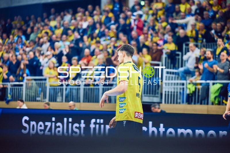 Spieler läuft über das Spielfeld