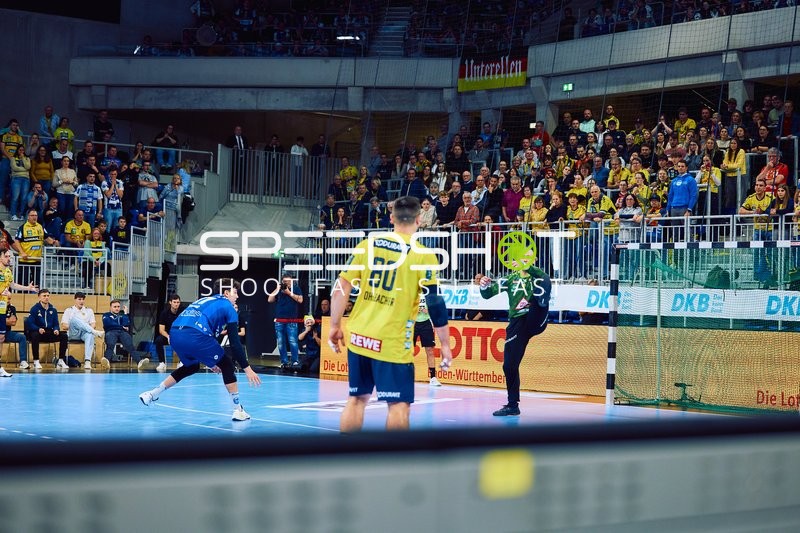 Ein Spieler von Rhein Neckar Löwen macht einen Torwurf gegen ThSV Eisenach.