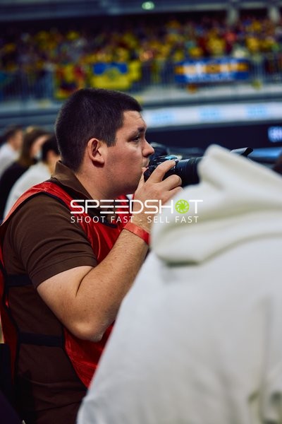 Ein Fotograf nimmt Bilder während des Spiels auf.