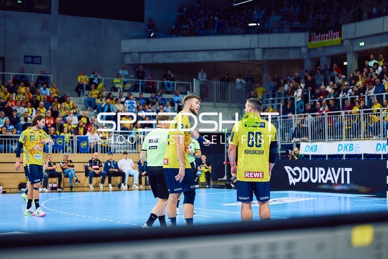 Team-Strategiebesprechung auf dem Spielfeld