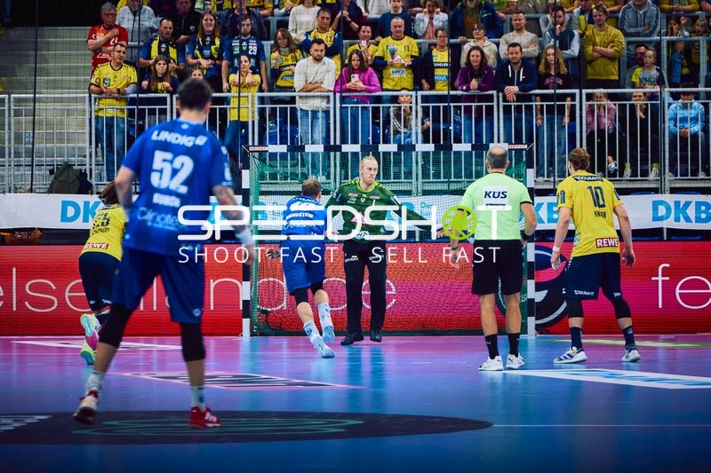 Ein Spieler von ThSV Eisenach greift an, während Mikael Appelgren von Rhein Neckar Löwen im Tor steht.