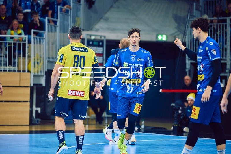 Spielszene mit aktiven Spielern auf dem Feld