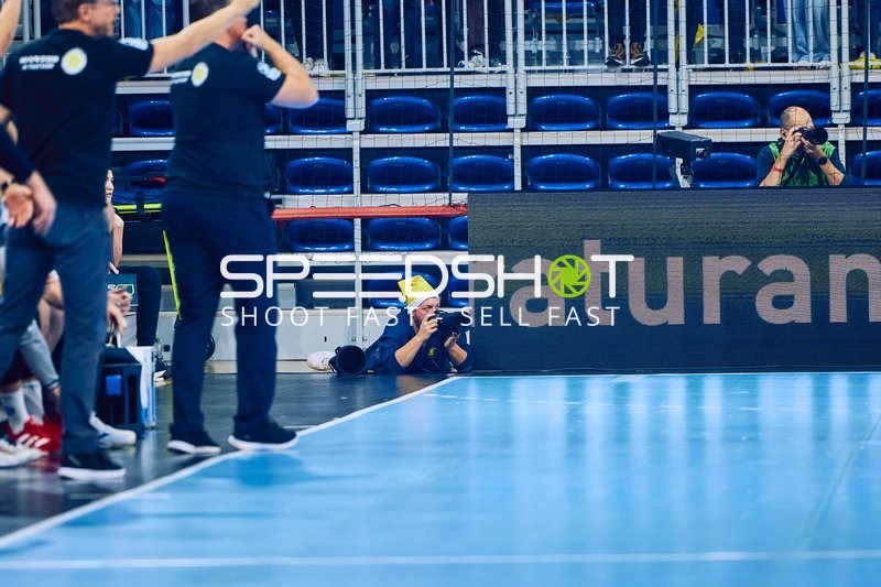 Ein Fotograf am Spielfeldrand nimmt Bilder auf.