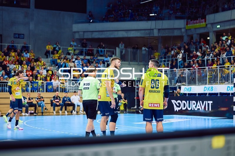 Diskussion der Spieler während einer Spielunterbrechung