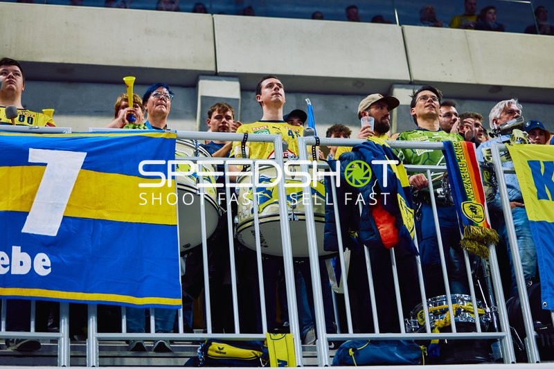 Fans unterstützen ihr Team mit Trommeln und Gesängen.