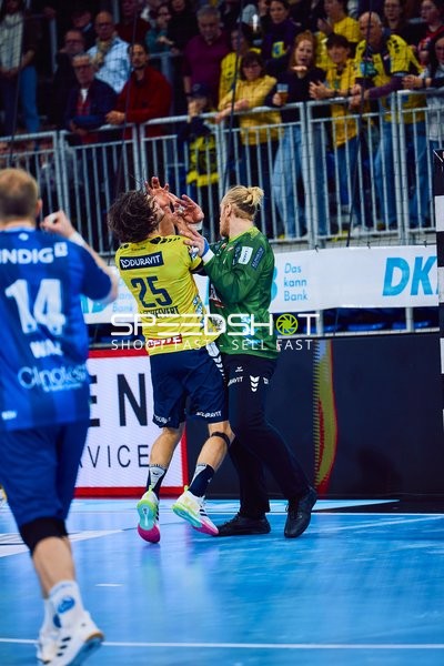 Ein Spieler der Rhein Neckar Löwen versucht, den Ball im Angriff zu sichern, während ein Spieler von ThSV Eisenach verteidigt.