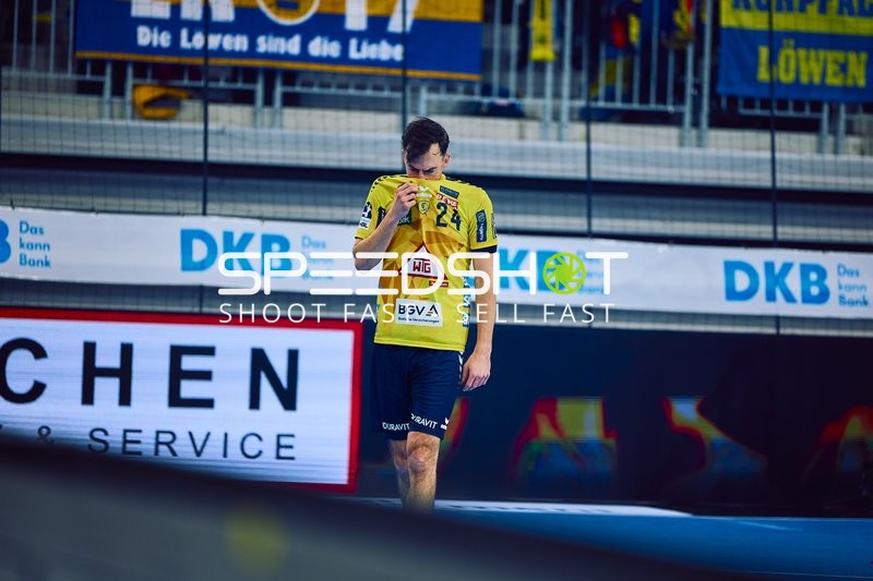 Ein Spieler von Rhein Neckar Löwen steht nachdenklich auf dem Spielfeld.