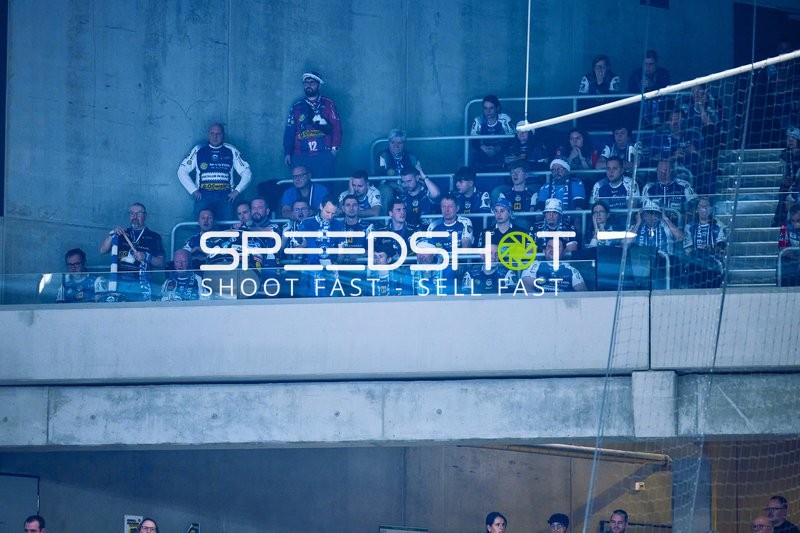 Zuschauer auf der Tribüne während eines Spiels