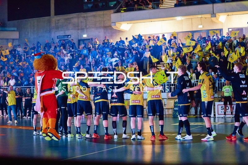 Spieler der Rhein Neckar Löwen begrüßen die Zuschauer.