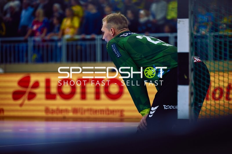 Ein Torwart von ThSV Eisenach steht bereit, um eine Aktion abzuwarten.