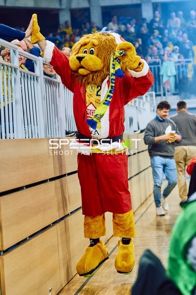 Maskottchen der Rhein Neckar Löwen interagiert mit den Fans.