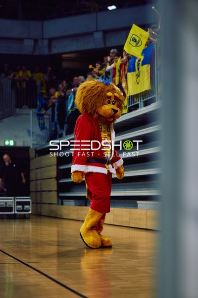 Das Maskottchen der Rhein Neckar Löwen auf dem Spielfeld.