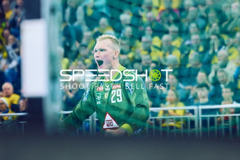 Ein Spieler im Trikot von Rhein Neckar Löwen jubelt auf dem Spielfeld.