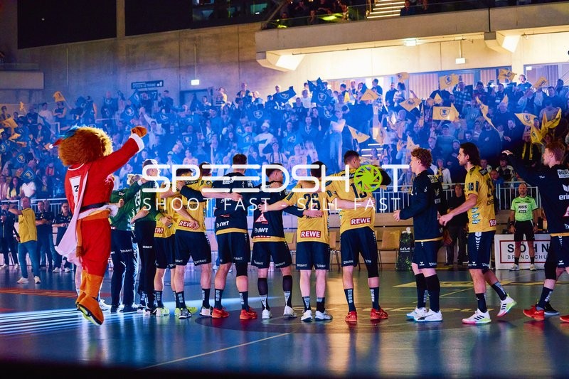 Das Team Rhein Neckar Löwen feiert mit seinen Fans und dem Maskottchen nach einem Spiel.