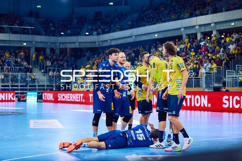 Ein Spieler liegt verletzt auf dem Boden, während andere Spieler um ihn herum stehen.