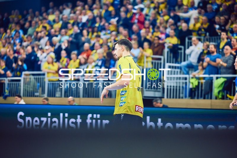 Spieler von Rhein Neckar Löwen läuft am Spielfeldrand