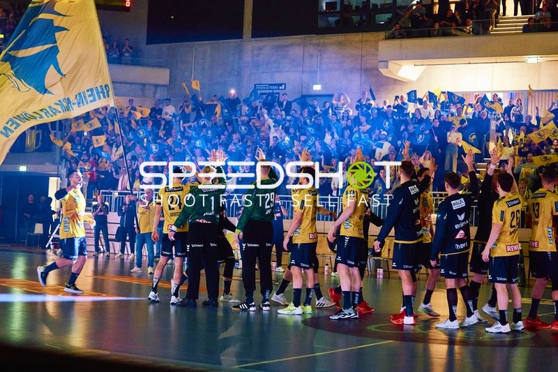 Einlauf der Mannschaft