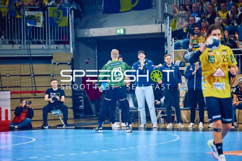 Ein Torwart der Rhein Neckar Löwen feiert eine Parade.