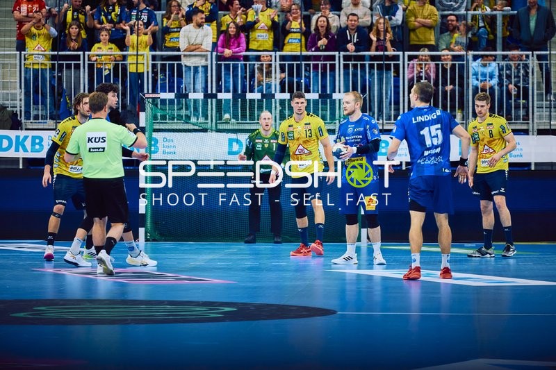 Spielbeginn zwischen den Mannschaften auf dem Spielfeld