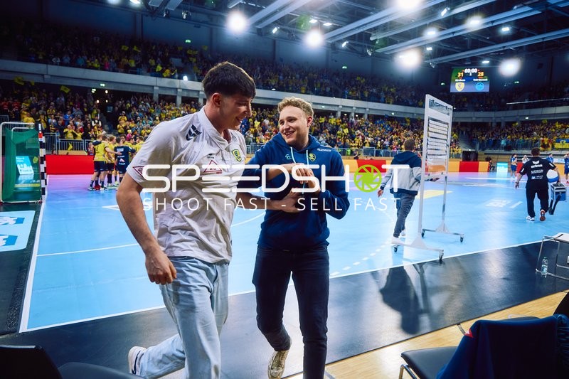 Spieler betreten das Spielfeld.