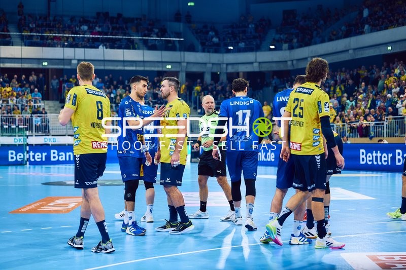 Spieler beider Teams unterhalten sich nach dem Spiel