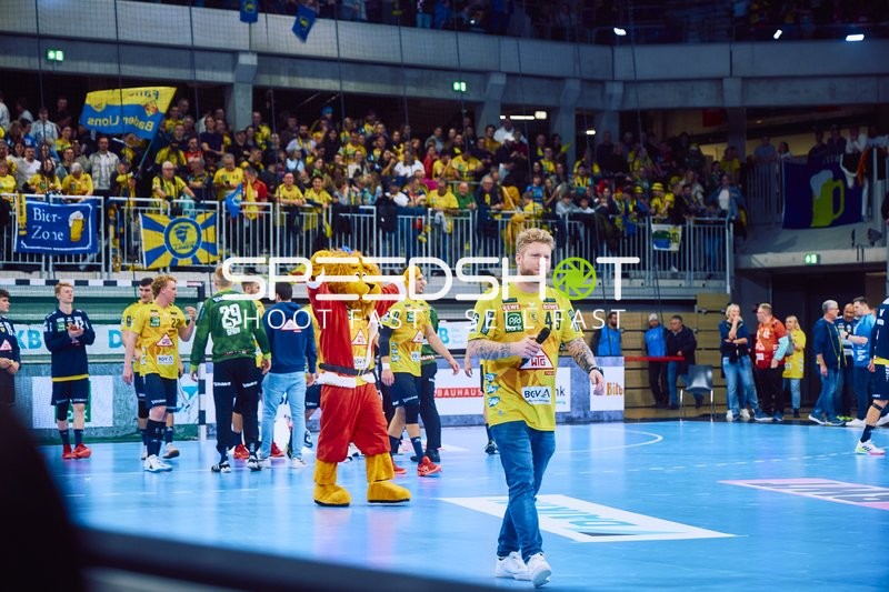 Spieler bereiten sich auf das Handballspiel vor.