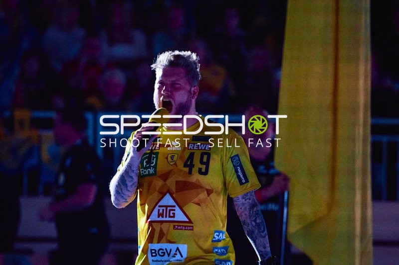 Ein Spieler der Rhein Neckar Löwen spricht in ein Mikrofon.