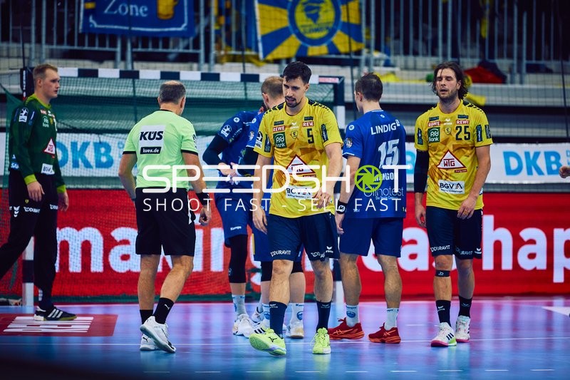 Die Spieler der Rhein Neckar Löwen und ThSV Eisenach stehen auf dem Spielfeld, bereit für den Spielstart.