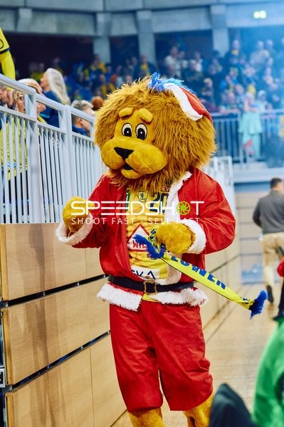 Ein Maskottchen ist im Kostüm als Weihnachtsmann verkleidet und bewegt sich am Spielfeldrand.