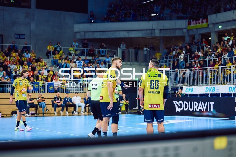 Spielbesprechung der Rhein Neckar Löwen auf dem Feld.