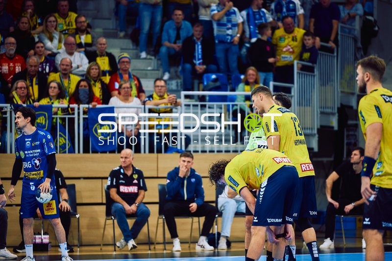 Spieler von Rhein Neckar Löwen sind in einer Besprechung auf dem Spielfeld.