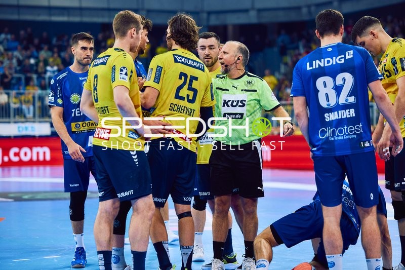 Diskussion mit dem Schiedsrichter nach einem Foul.