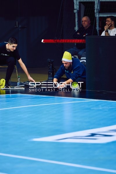 Technisches Personal richtet am Spielfeldrand Geräte ein