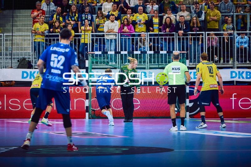 Ein Spieler von Rhein Neckar Löwen versucht einen Angriff gegen ThSV Eisenach.