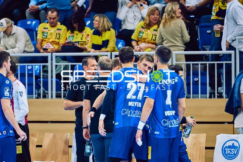 Spieler von ThSV Eisenach umarmen sich während einer Spielunterbrechung.